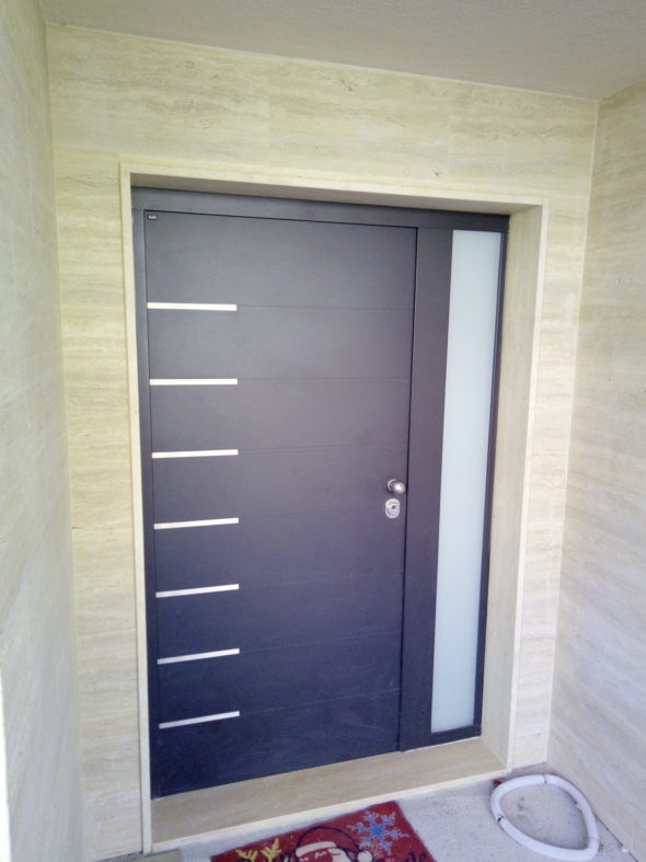 Protuprovalna vrata s bočnim fixerom 024
