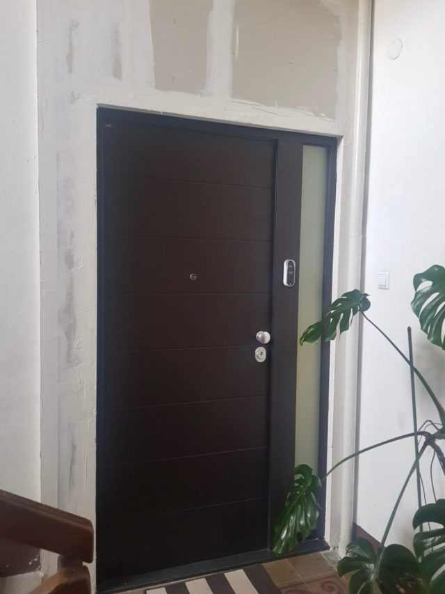 Protuprovalna vrata s bočnim fixerom za stan