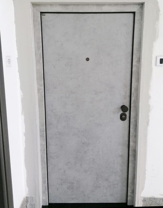 Protuprovalna vrata u beton dekoru - crni okovi