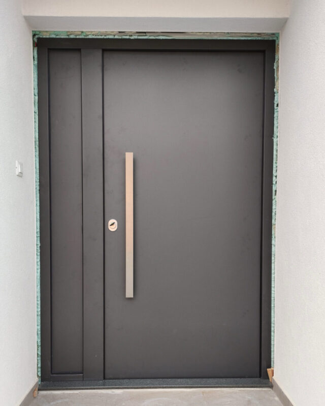 Protuprovalna vrata za kuću s bočnim fixerom