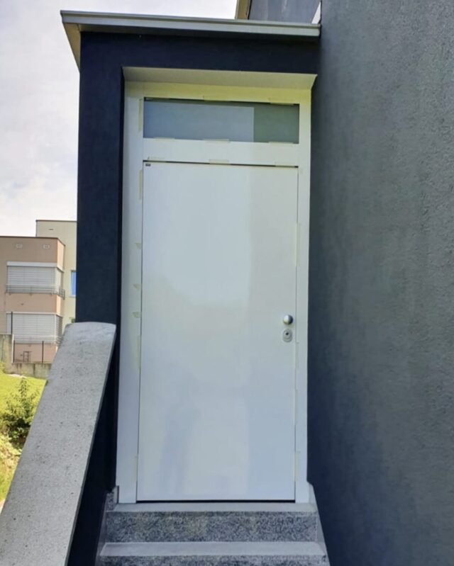 Protuprovalna vrata za kuću s nadsvjetlom